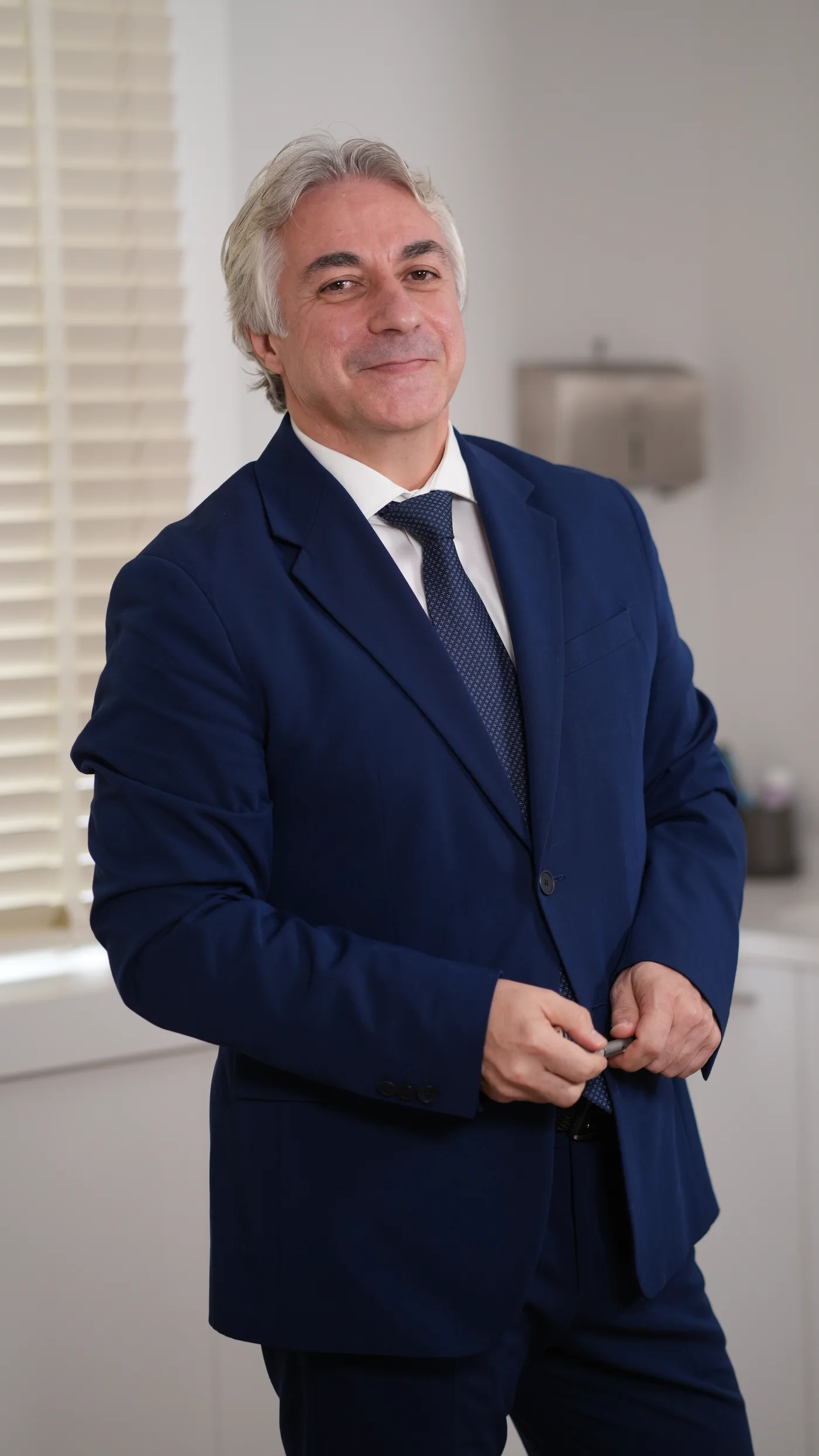 Doç. Dr. Taner Bekmezci muayenehanesinde